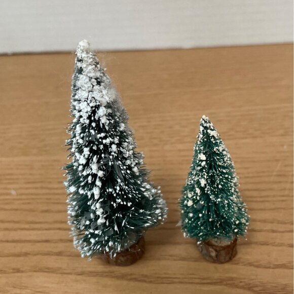 Vtg Lemax Christmas Village Accessories Bottlebrush Trees 2 Lampposts w Wreaths - Picture 3 of 5